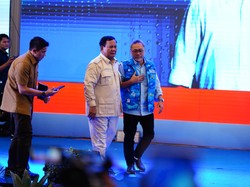 Temani Prabowo Kampanye, Zulhas  Pakai Rompi Loreng Biru-biru