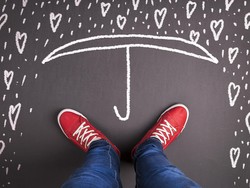 Sepatu Basah Kehujanan Rawan Ditumbuhi Jamur-Bakteri, Ini Saran Dokter Kulit