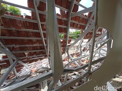 Disdik Cirebon Ungkap Penyebab Ambruknya Atap Kelas SMPN 2 Greged