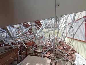 Atap Kelas SMPN 2 Greged Cirebon Ambruk, 6 Siswa Terluka Atap Kelas SMPN 2 Greged Cirebon Ambruk, 6 Siswa Terluka