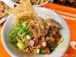 Bakmi Ayam Legendaris Puluhan Tahun hingga Tim Cook Makan Sate