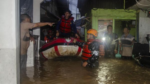 100 Rumah Terendam Banjir Akibat Luapan Sungai Cikapundung