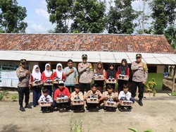 Siswa Sekolah Sapu Ijuk Kini Tak Lagi Pakai Sandal ke Sekolah