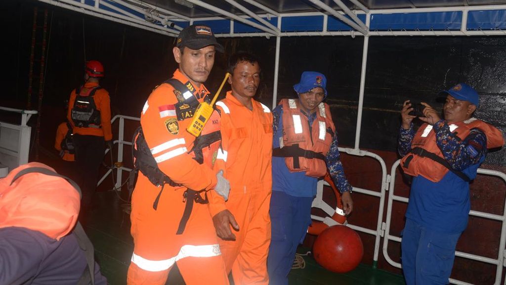 Basarnas Evakuasi Nelayan Korban Gelombang di Aceh Basarnas Evakuasi Nelayan Korban Gelombang di Aceh