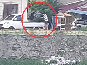 Viral 2 Warga Enrekang Buang Sampah di Sungai Mata Allo, Lurah Usut Pelaku Viral 2 Warga Enrekang Buang Sampah di Sungai Mata Allo, Lurah Usut Pelaku