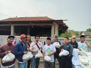 Relawan Prabowo-Gibran Datangi Korban Banjir di Telukjambe Karawang