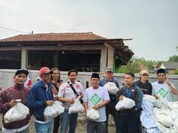 Relawan Prabowo-Gibran Datangi Korban Banjir di Telukjambe Karawang