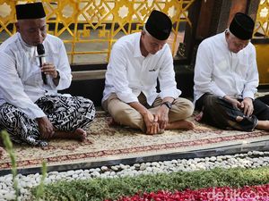 Momen Ganjar Ziarah Makam KH Hasyim Asyari dan Gus Dur Momen Ganjar Ziarah Makam KH Hasyim Asyari dan Gus Dur