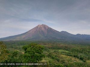 Gunung Semeru Kembali Erupsi Muntahkan Abu Vulkanik Setinggi 4 Km