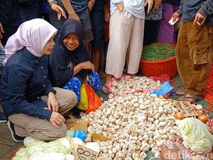 Blusukan di Pasar 26 Palembang, Atikoh Dengarkan Keluhan Harga Naik