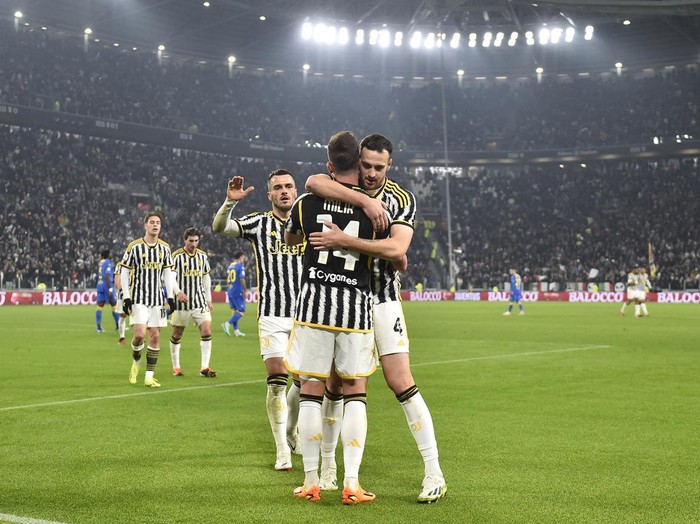 Soccer Football - Coppa Italia - Quarter Final - Juventus v Frosinone - Allianz Stadium, Turin, Italy - January 11, 2024 Juventus Arkadiusz Milik celebrates scoring their second goal with Federico Gatti REUTERS/Massimo Pinca