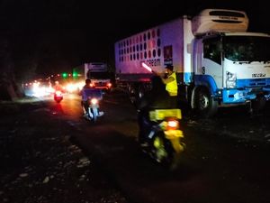 Truk Vs Truk di Jalan Nasional Denpasar-Gilimanuk, Satu Tewas Truk Vs Truk di Jalan Nasional Denpasar-Gilimanuk, Satu Tewas