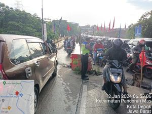 Lalin GDC Depok Macet Imbas Gorong-gorong Rusak, Warga: Makin Parah Aja Lalin GDC Depok Macet Imbas Gorong-gorong Rusak, Warga: Makin Parah Aja