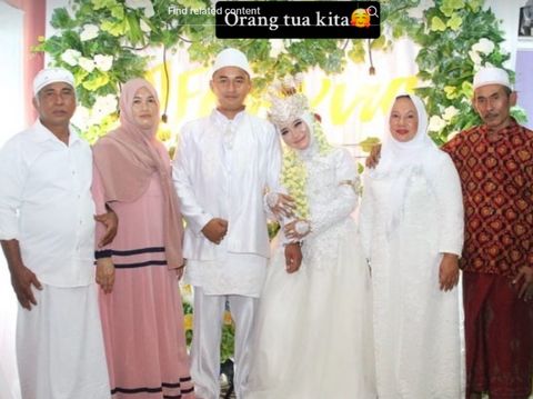 Kisah pasangan dari mantan istri papa dari pengantin pria dan mantan suami mama (pengantin wanita). Kisahnya langsung mendadak viral di TikTok