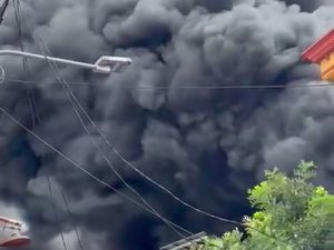 Kebakaran Lapak Palet Plastik di Jatiuwung Tangerang, Asap Hitam Membubung