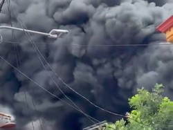 Kebakaran Lapak Palet Plastik di Jatiuwung Tangerang, Asap Hitam Membubung