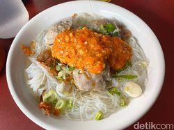 Laris Manis! Bakso Legendaris Ini Sehari Jual 50 Kg Bakso