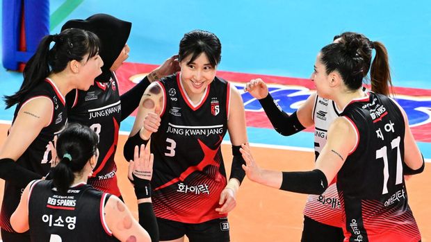 Setter Red Sparks Yeum Hye Seon (tengah) bereaksi saat lawan GS Caltex.
