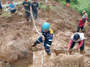 Longsor Putus Akses Jalan 2 Desa di Tasikmalaya
