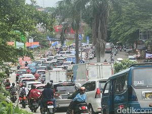Lalin GDC Depok Macet Parah Siang Ini Imbas Pelat Gorong-gorong Rusak Lalin GDC Depok Macet Parah Siang Ini Imbas Pelat Gorong-gorong Rusak