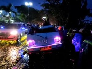 Pohon Tumbang Timpa Pete-pete di Maros, Lalin Sempat Macet