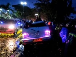 Pohon Tumbang Timpa Pete-pete di Maros, Lalin Sempat Macet