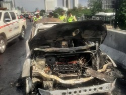 Sedan Terbakar di Tol JORR Fatmawati Arah Pondok Indah, Lalin Sempat Macet