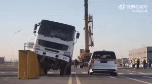 Bukan Kaleng-kaleng, Mobil China Penantang Alphard yang Ditimpa Truk Molen Cuma Lecet