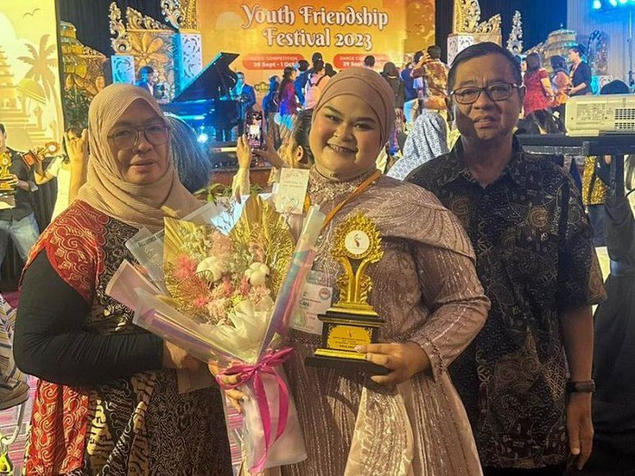 Mustika, mahasiswa Unesa peraih medali emas di ajang YFF 2023 Mustika, mahasiswa Unesa peraih medali emas di ajang YFF 2023
