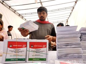 Puluhan Orang Ikut Melipat Surat Suara di KPU Kota Tangsel Puluhan Orang Ikut Melipat Surat Suara di KPU Kota Tangsel