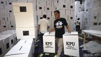 Pemilu Makin Dekat, Intip Kesibukan di Gudang Logistik KPU Kota Tangsel
