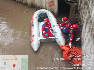 Mayat Pria Telanjang Tersangkut di Gorong-gorong Gambir Jakpus