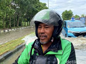 Pilu Asep Paket yang Diantarnya Hilang Saat Terobos Banjir Bandung