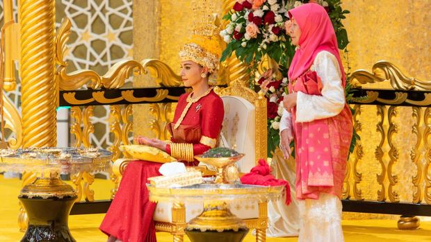 This picture taken on January 10, 2024 shows Brunei's Prince Abdul Mateen's bride Anisha Rosnah (L) during the royal powdering ceremony at Istana Nurul Iman, ahead of their wedding, in Bandar Seri Begawan. Brunei's polo-playing Prince Abdul Mateen, one of Asia's most eligible bachelors, married his commoner fiancee on January 11 as part of a lavish 10-day celebration in the oil-rich sultanate. (Photo by RUDOLF PORTILLO / AFP)