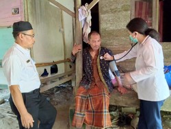 Pemkab Periksa Kesehatan-Beri Sembako ke 1 Keluarga Lumpuh di Lebak