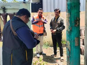 Fakta-fakta Warga Sidoarjo Harus Bayar Rp 11 Juta untuk Pindah Tiang Listrik Fakta-fakta Warga Sidoarjo Harus Bayar Rp 11 Juta untuk Pindah Tiang Listrik