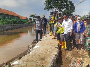 Penanganan Sementara Tanggul Sungai Cigede di Dayeuhkolot yang Jebol