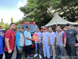 Pj Gubernur Sulsel Serahkan 1 Unit Damkar-Bibit Cabai ke Pemkab Bone