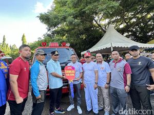 Pj Gubernur Sulsel Serahkan 1 Unit Damkar-Bibit Cabai ke Pemkab Bone Pj Gubernur Sulsel Serahkan 1 Unit Damkar-Bibit Cabai ke Pemkab Bone