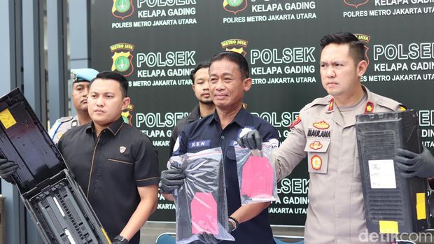 Polsek Kelapa Gading menangkap komplotan pembobol ATM Rp 500 juta di Jakarta dan Bekasi