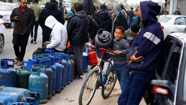 Potret Anak-anak Gaza Ikut Antre Gas