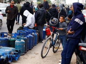 Potret Anak-anak Gaza Ikut Antre Gas