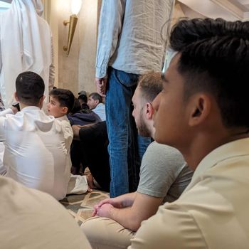 Pratama Arhan salat Jumat di Doha, Qatar, menjelang Piala Asia 2023.
