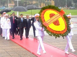 Jokowi Kunjungi Monumen Pahlawan dan Mausoleum Ho Chi Minh di Hanoi