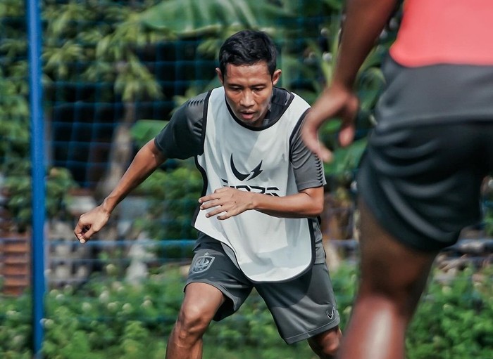 Pemain PSIS, Evan Dimas serius mengikuti sesi latihan bersama tim Mahesa Jenar. Foto diunggah Jumat 12 Januari 2024.