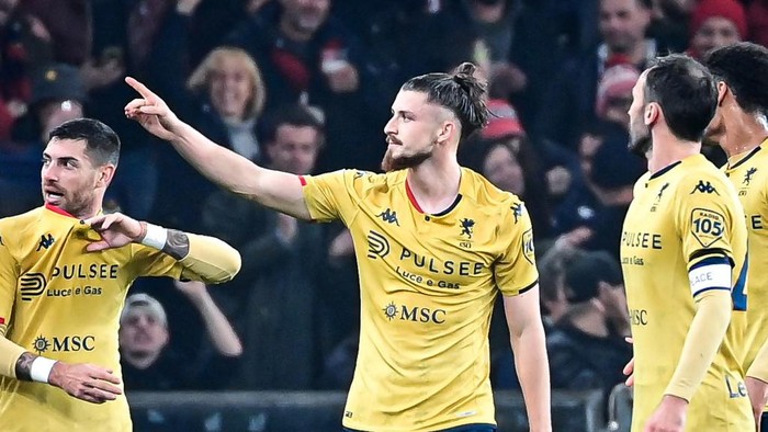 Genoas Romanian defender #05 Radu Dragusin celebrates scoring his teams first goal during the Italian Serie A football match between Genoa and Inter Milan at Luigi Ferraris stadium in Genoa, on December 29, 2023 (Photo by Piero CRUCIATTI / AFP)