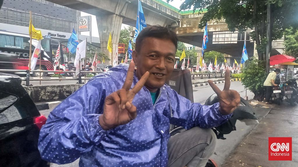 Bambang yang kesehariannya bekerja sebagai tukang ojek pangkalan dengan bangga mengungkapkan bahwa ia tetap konsisten memilih paslon 02 Prabowo Gibran.