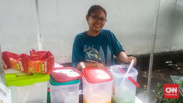 Maria (36), ia yang sehari hari bekerja menjajakan sop buah mengaku antusias dalam menyaksikan ajang kontestasi ide tersebut. Ia mengaku terhibur karena apa menurutnya debat kemarin menjadi acara debat yang seru dan lucu.