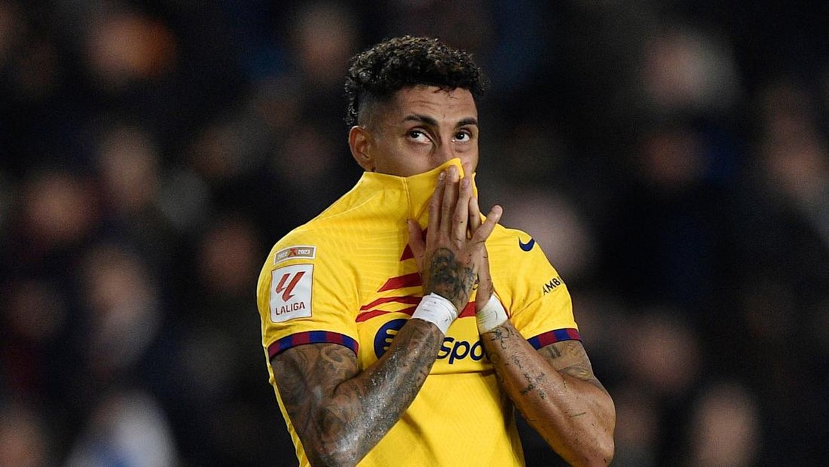 Raphinha saat membela Barcelona. (Foto: REUTERS/PABLO MORANO)