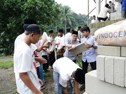 Sukarelawan Santri Ganjar Gotong Royong Renovasi Bangunan Ponpes di Bogor